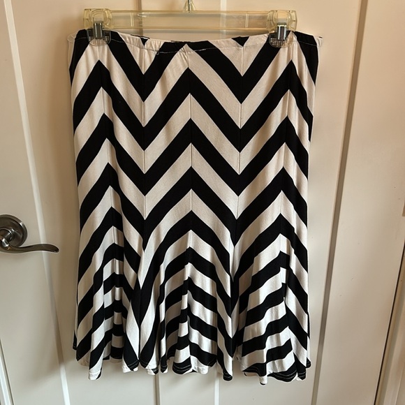 Joseph Ribkoff made in Canada Black White Chevron Tulip Skirt Elastic Waist, 10 - Picture 13 of 13